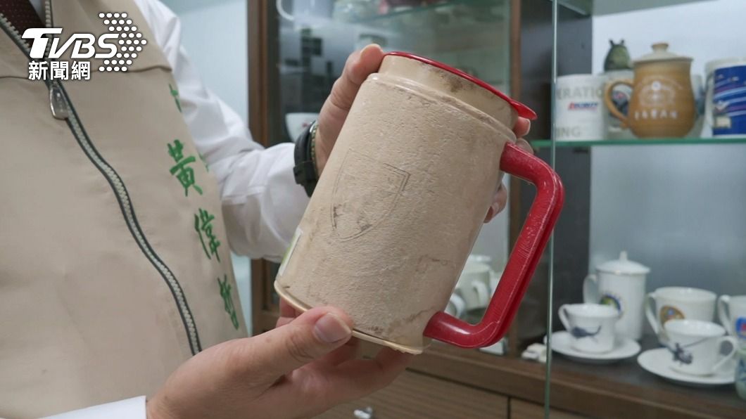 黃偉哲赴美國念書時買的杯子。(圖/TVBS)