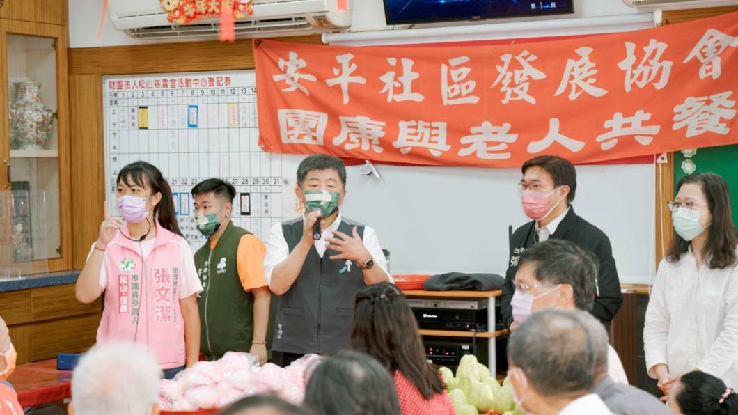 今(4日)是九九重陽節,民進黨台北市長參選人陳時中赴松山區慈雲宮與地方長輩共餐。(圖/陳時中辦公室提供)