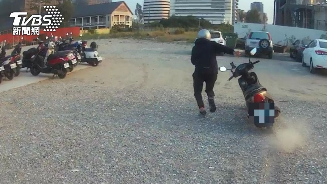 男子一度棄車逃逸。（圖／TVBS）