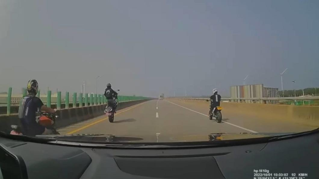 3名重機騎士將內外線車道全部佔據。(圖/翻攝自靠北違規臉書)