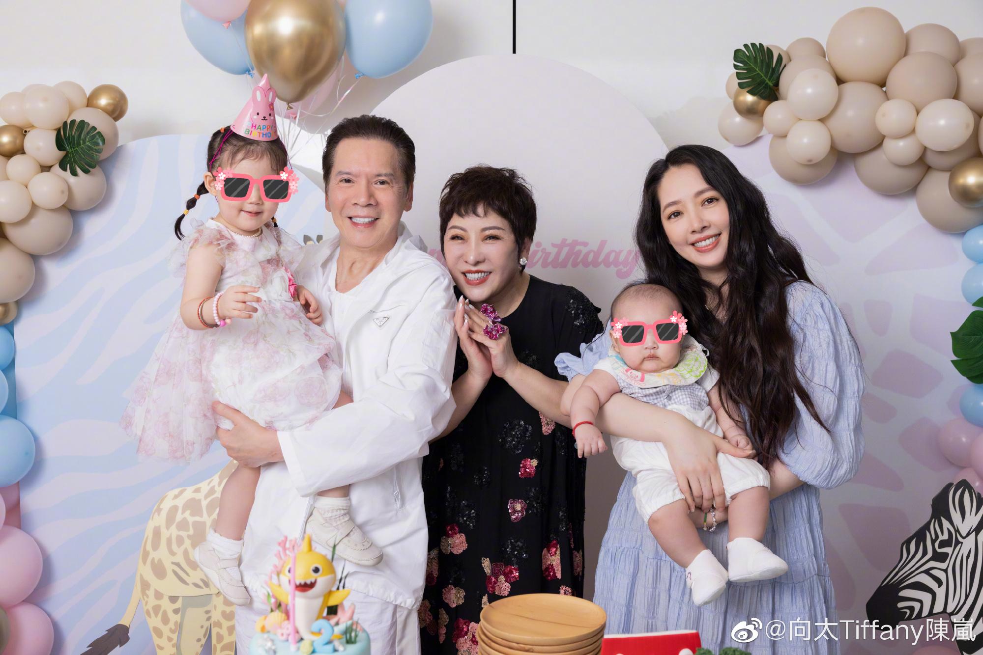 郭碧婷與公婆替兒女辦派對，獨缺向佐。（圖／翻攝自向太微博）