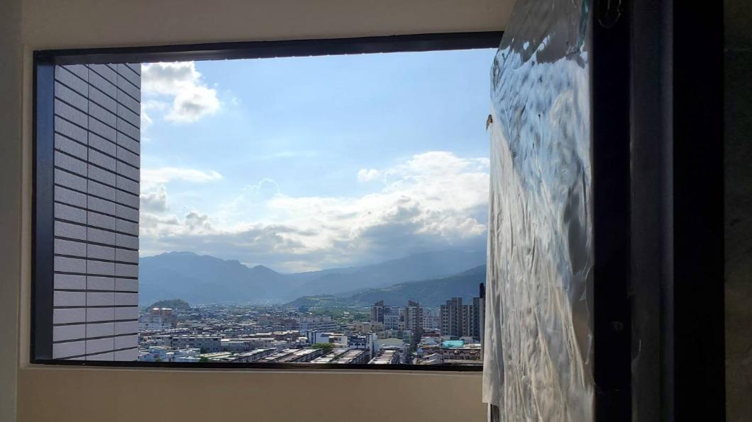 樓梯間驚見「無窗大洞」傻眼!內行挺建商沒唬爛:不能裝