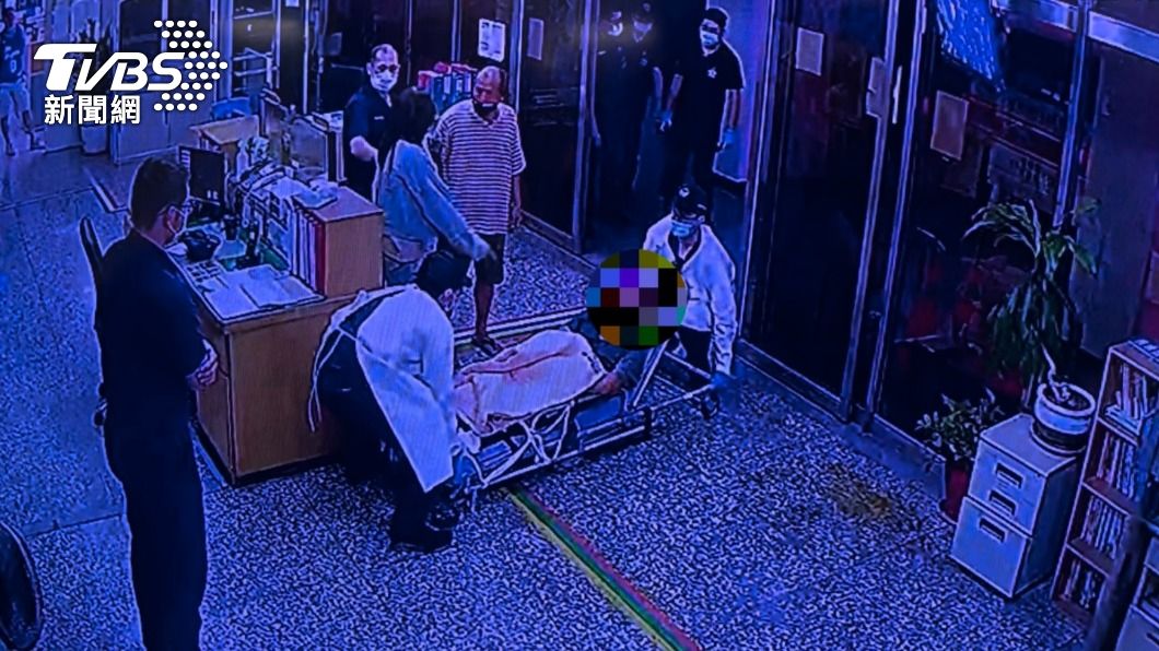 員警將呂男制伏並戒護送醫。(圖/TVBS)