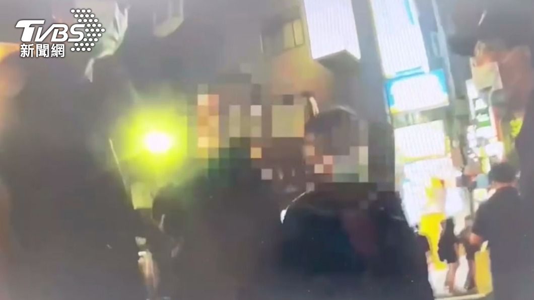 員警聯繫上老翁弟弟來接人。(圖/TVBS)