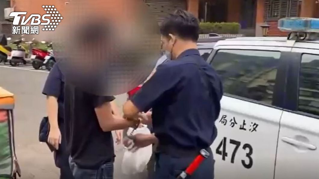 余男被查出身揹4條通緝罪,當場被上銬帶回偵辦。(圖/TVBS)