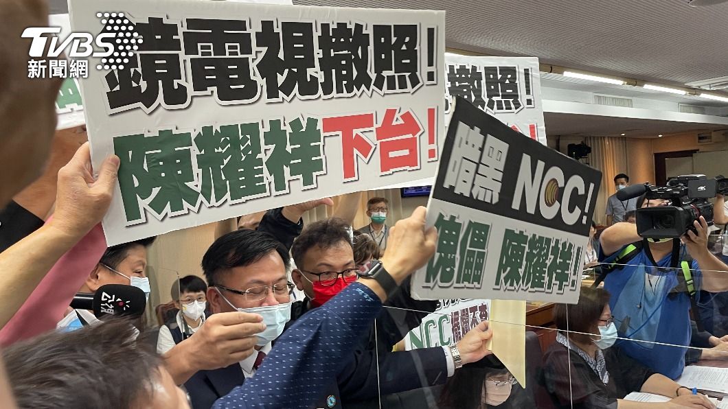 國民黨黨團今(5)日動員所有立委包圍陳耀祥,大喊「傀儡主委下台」。(圖/TVBS)