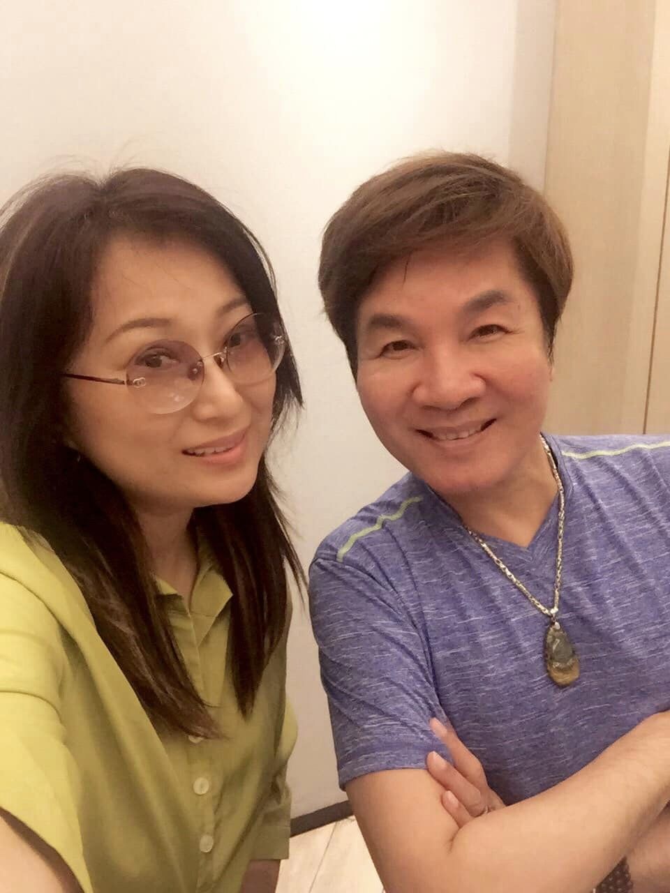 王瑞霞（左）在臉書曬出昔日與高向鵬的合照。（翻攝自王瑞霞臉書）