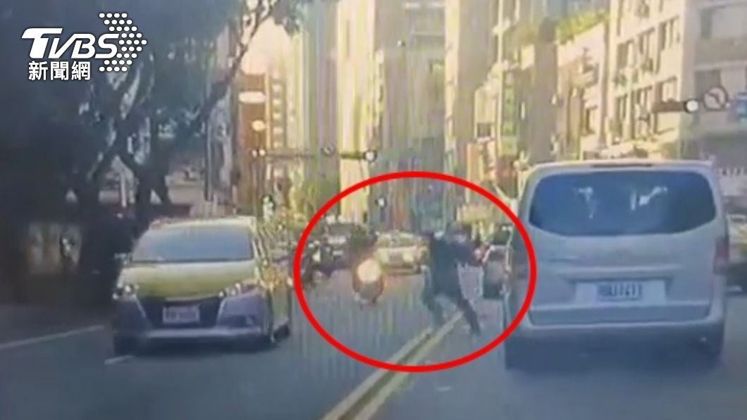 突跑進車陣中!7旬翁遭直行騎士猛撞 送醫12小時仍亡