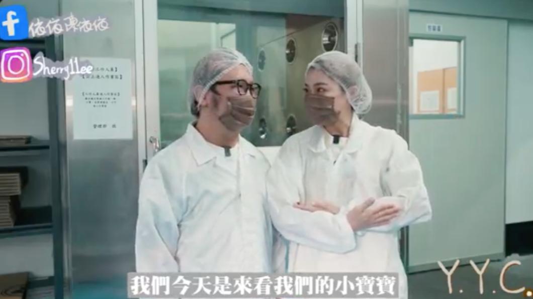 納豆和依依全副武裝進入食品廠。(圖/翻攝自依依臉書)