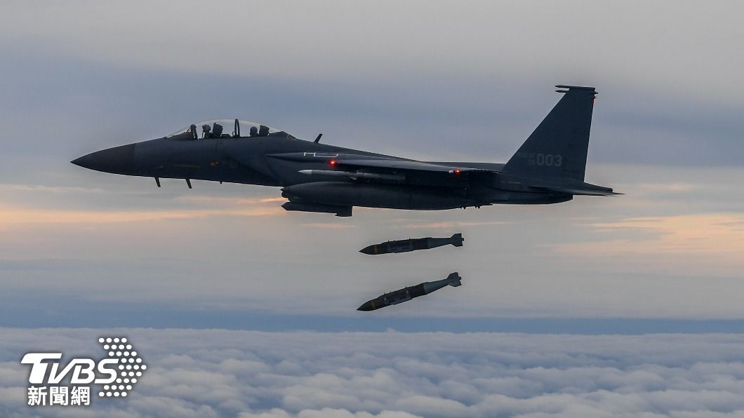 韓國F-15K空投2枚JDAM。（圖／達志影像美聯社）