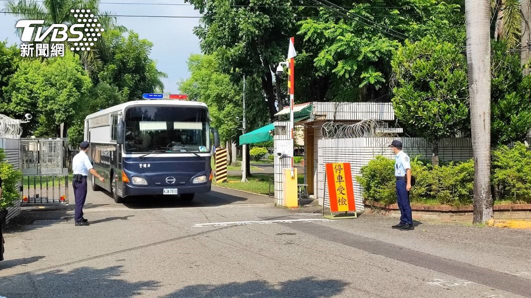張錫銘上午搭乘警備車離開台南監獄。（圖／中央社）