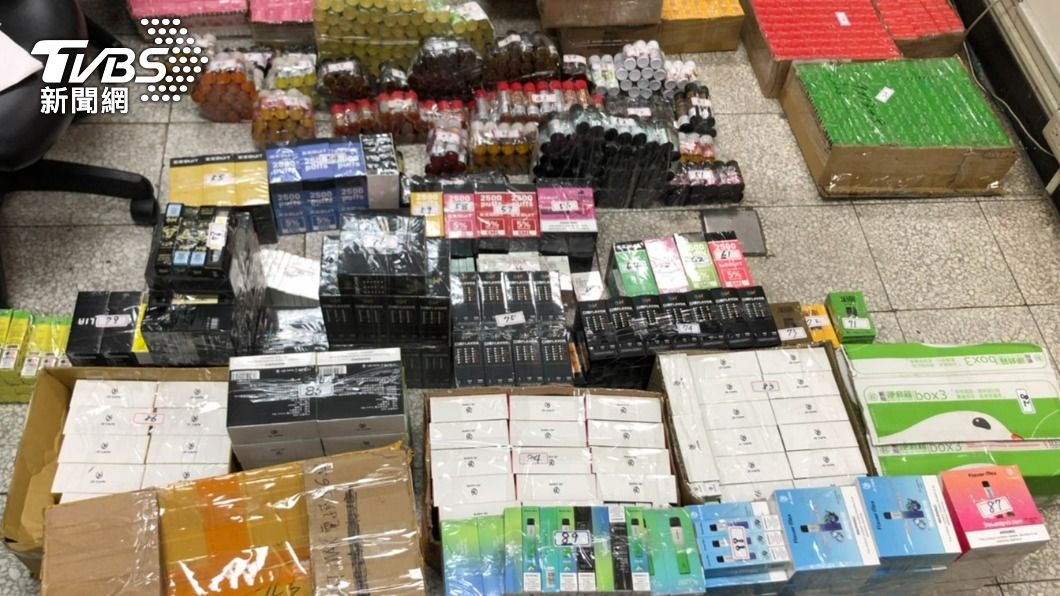 林男售出的電子菸有近百種口味。(圖/TVBS)