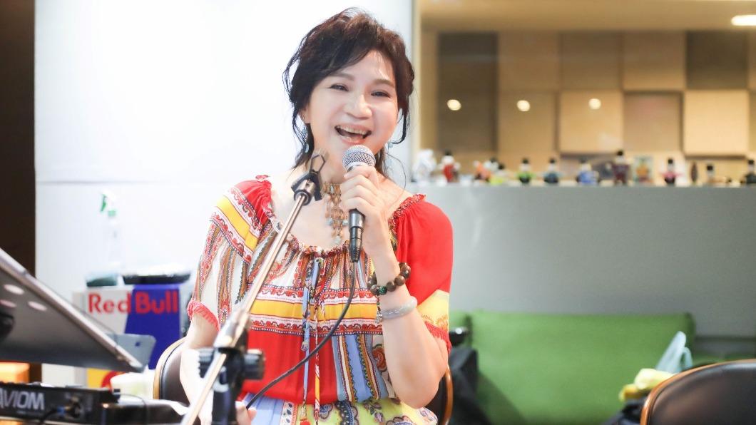 「小百合」周玥綺為演唱會練唱。(圖/玥綺影視文化提供)
