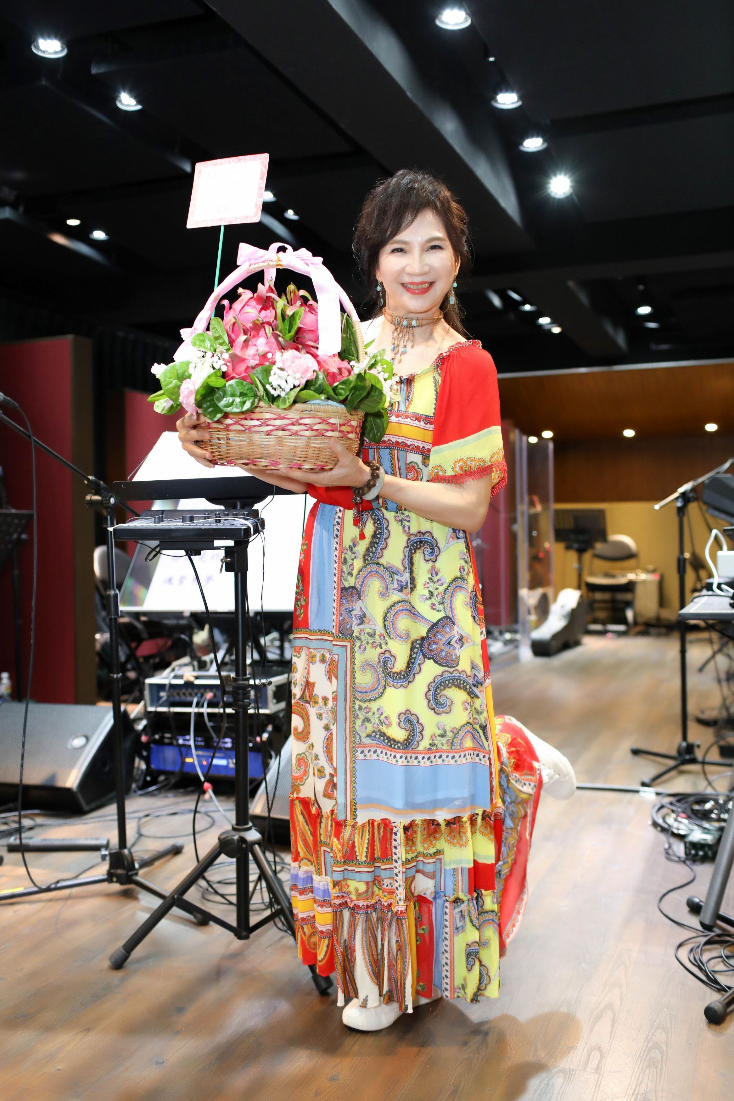 「小百合」周玥綺為演唱會練唱。(圖/玥綺影視文化提供)