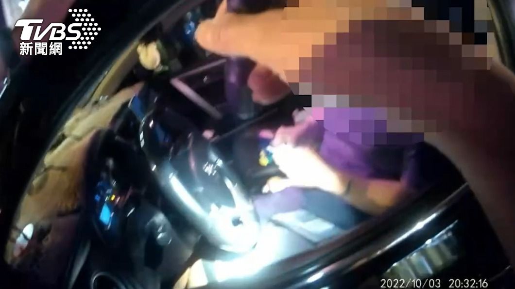 不知警局就在對面！毒蟲違停遭盤查　車上被搜出安毒GG了