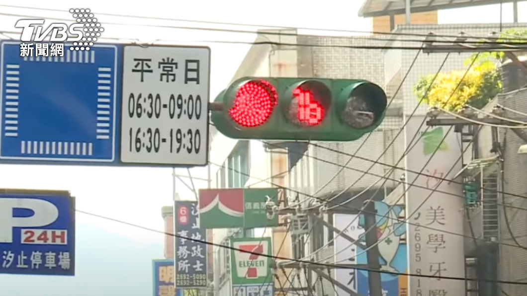 阿伯疑似貪圖方便不願等紅燈。(圖/TVBS)