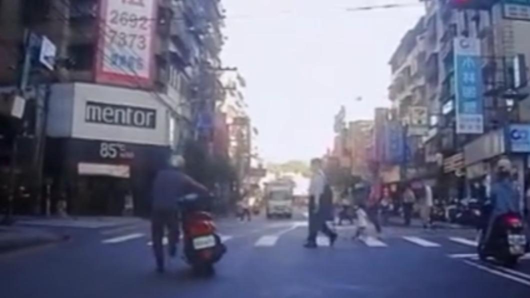 你在幹嘛!阿伯突跳車「練舞功」只為1事 全場驚呆狂讚