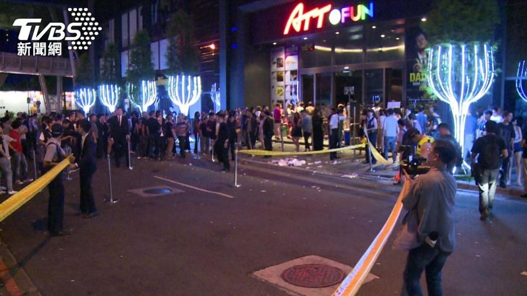 事發後夜店外一片混亂。(圖/TVBS資料畫面)