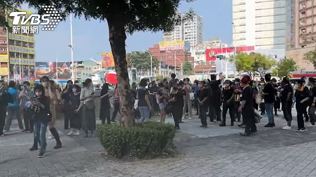 民眾緊急疏散。(圖/TVBS)