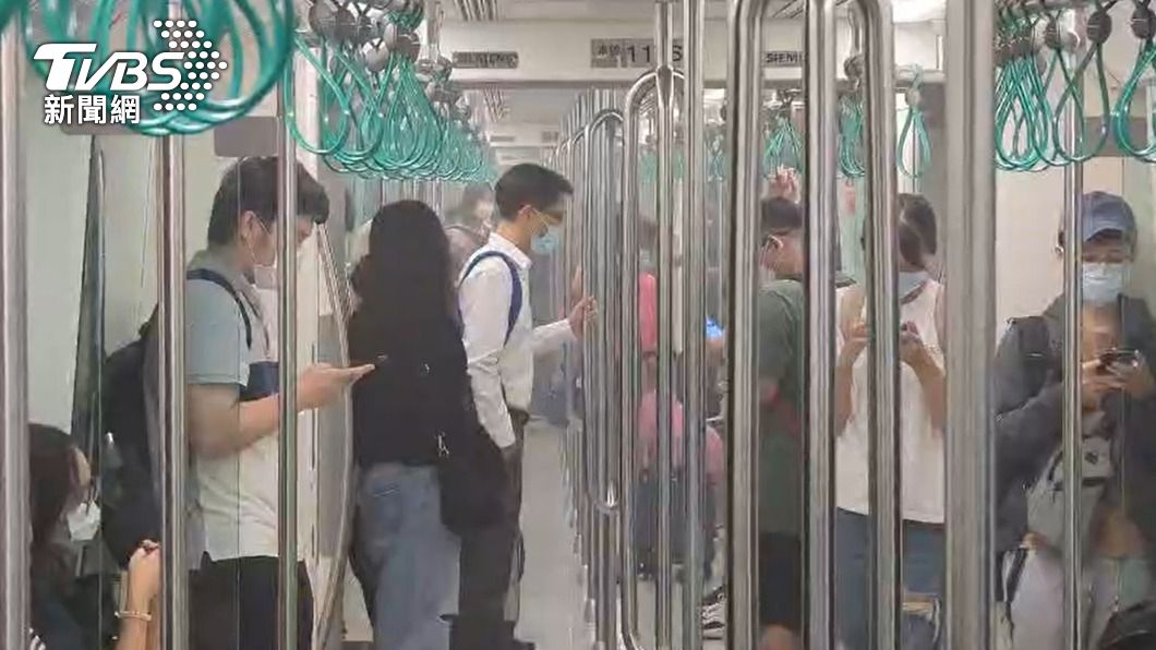 煙霧飄進捷運車廂內。(圖/TVBS)