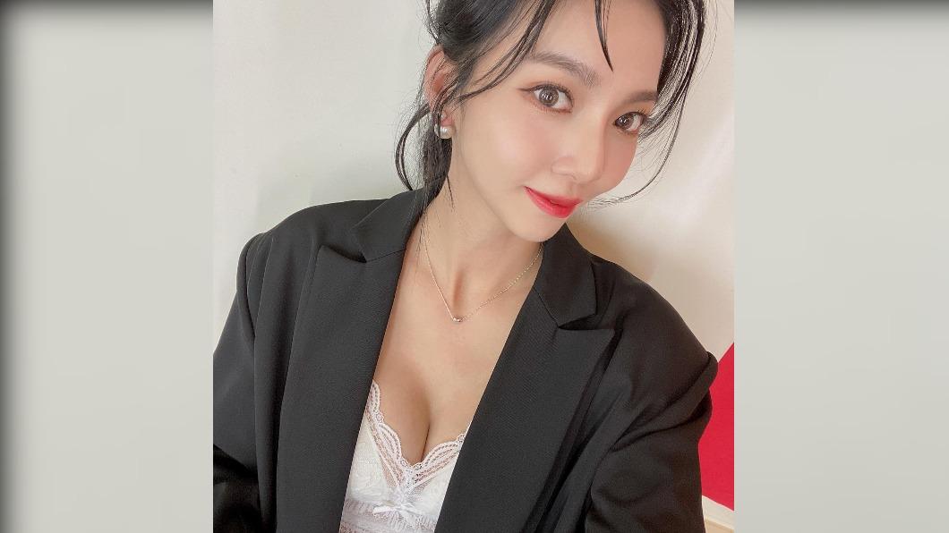 莉婭的上胸因為懷孕更加豐滿。(圖/翻攝自莉婭臉書)