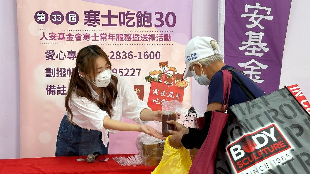 ㄚ頭親自分送物資給需要的人。（圖／人安基金會提供）