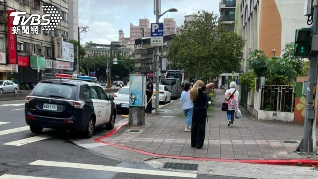 警方在學校外拉起封鎖線。(圖/TVBS)