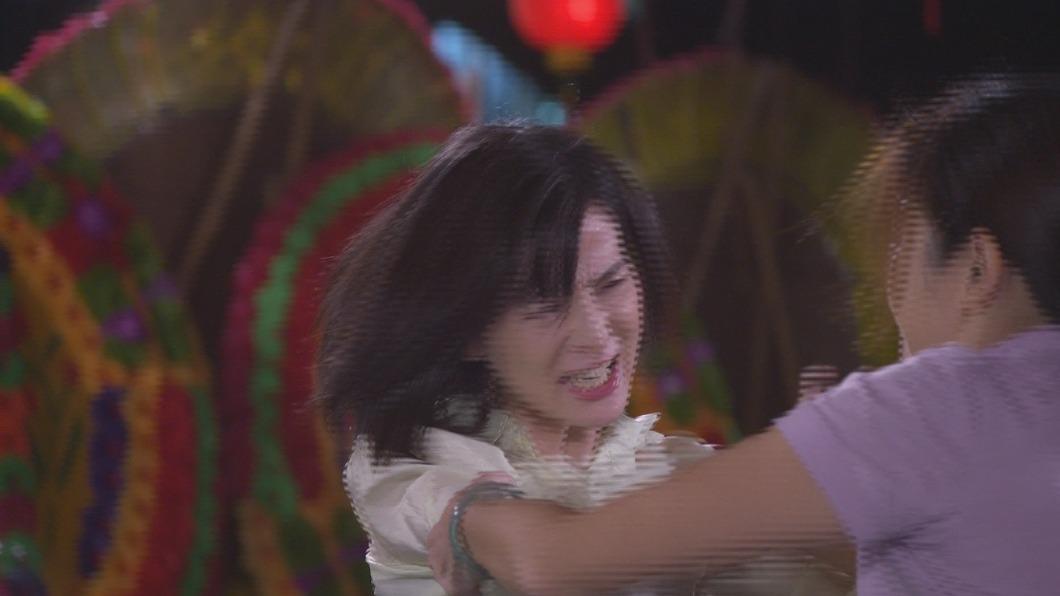 廖家儀劇中追打楚宣(左)。(圖/民視提供)