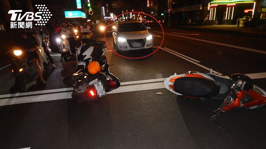 車上起爭執！男急下車追友人　「忘打P檔」滑行毀3機車