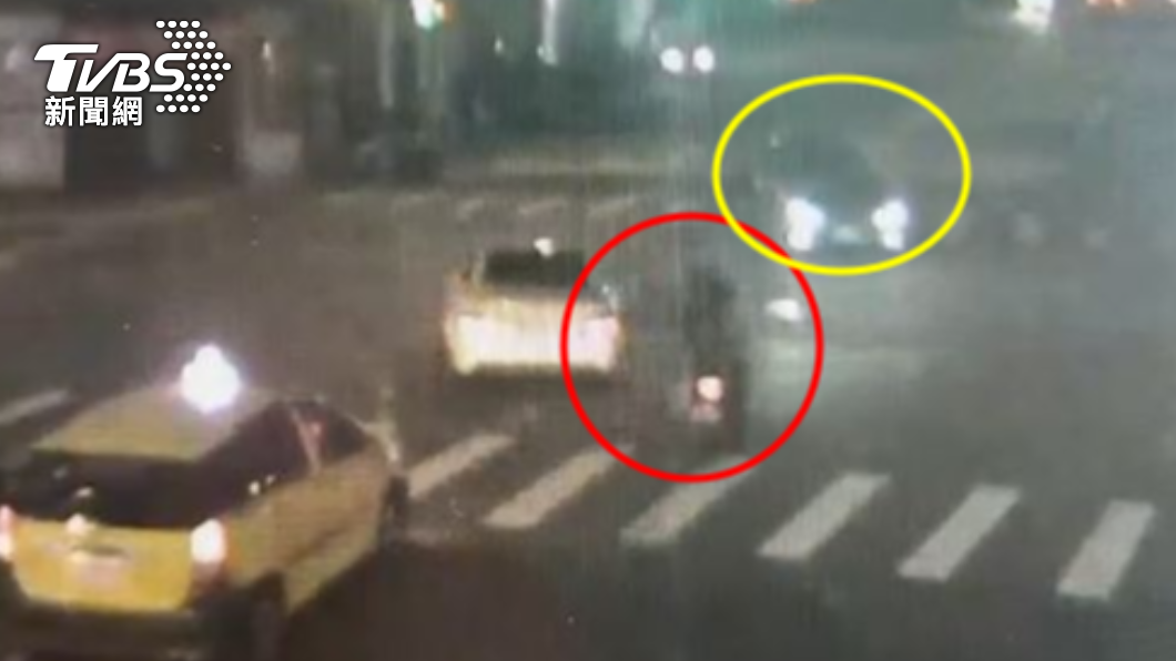機車過路口撞賓士!騎士、乘客都骨折 白衣天使經過急救護