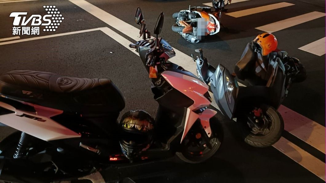 機車倒成一片。（圖／TVBS）