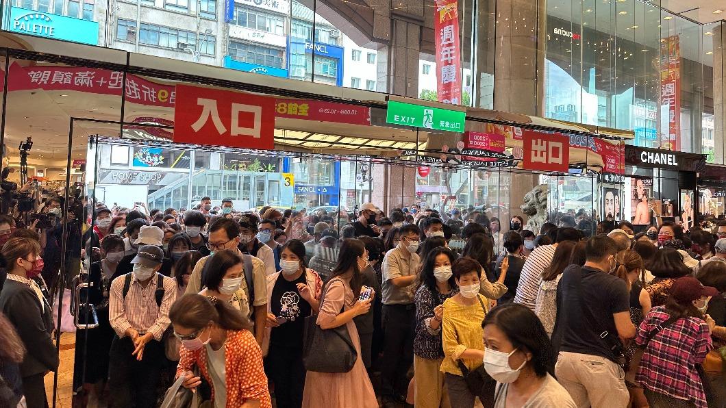 調查顯示，消費者對週年慶百千送百依然有感。（圖／TVBS）