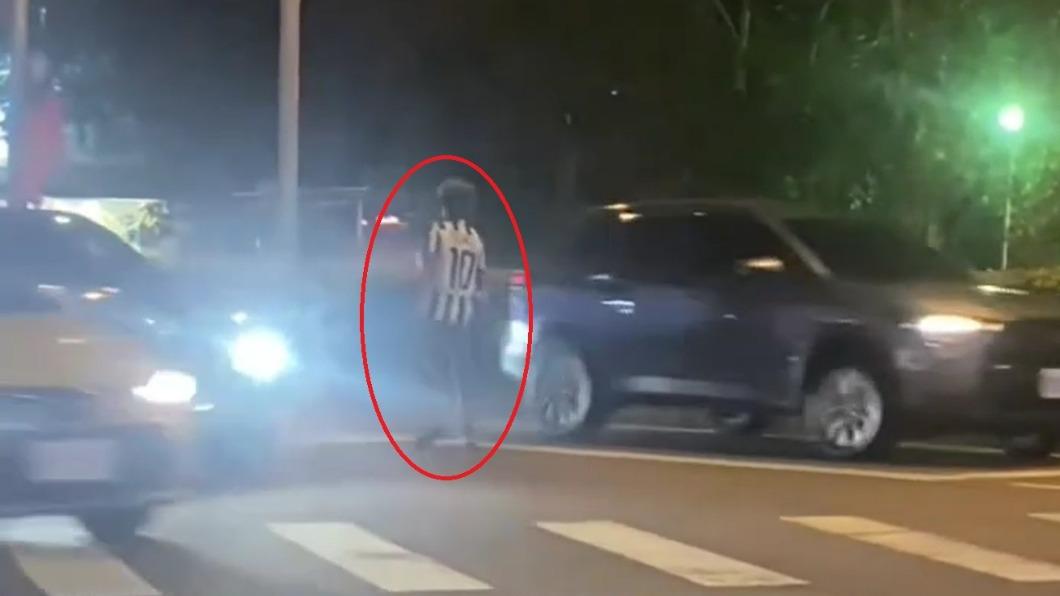為充電線吵架!男友爆氣站快車道咆哮 來車嚇傻拼命閃