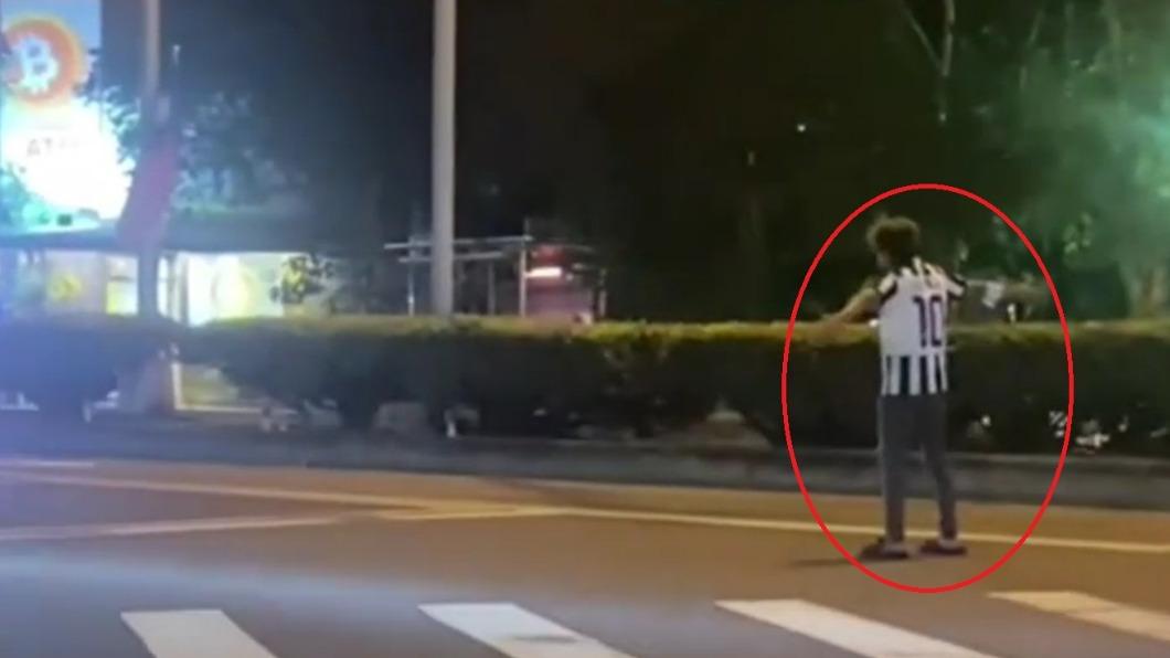 男子爆氣站在快車道上咆哮。（圖／翻攝自社會事新聞影音）
