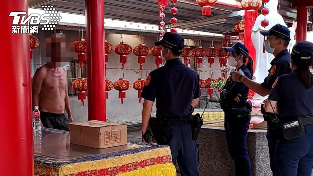 酒醉不該:男子酒後 跳廟宇許願池洗澡 遭警方制止