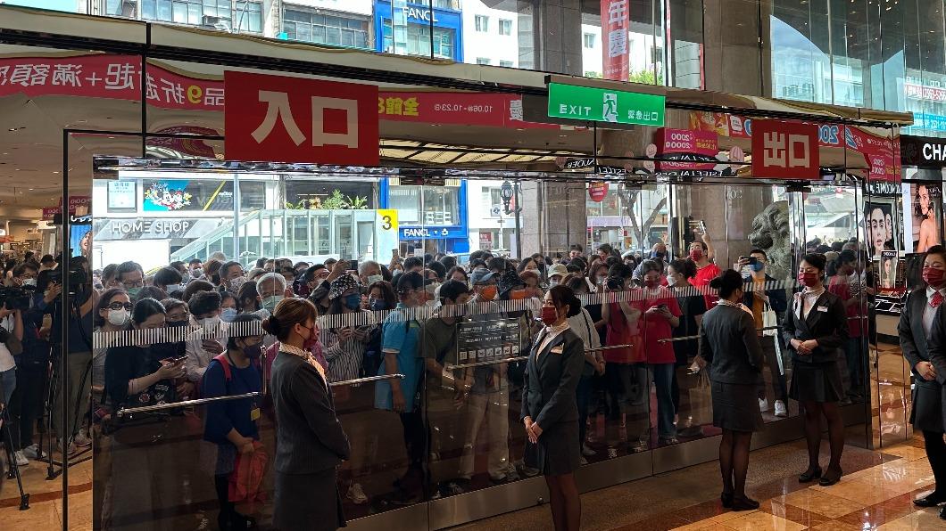 新光三越南西店週年慶前,已有千位民眾在場等待。(圖/TVBS)