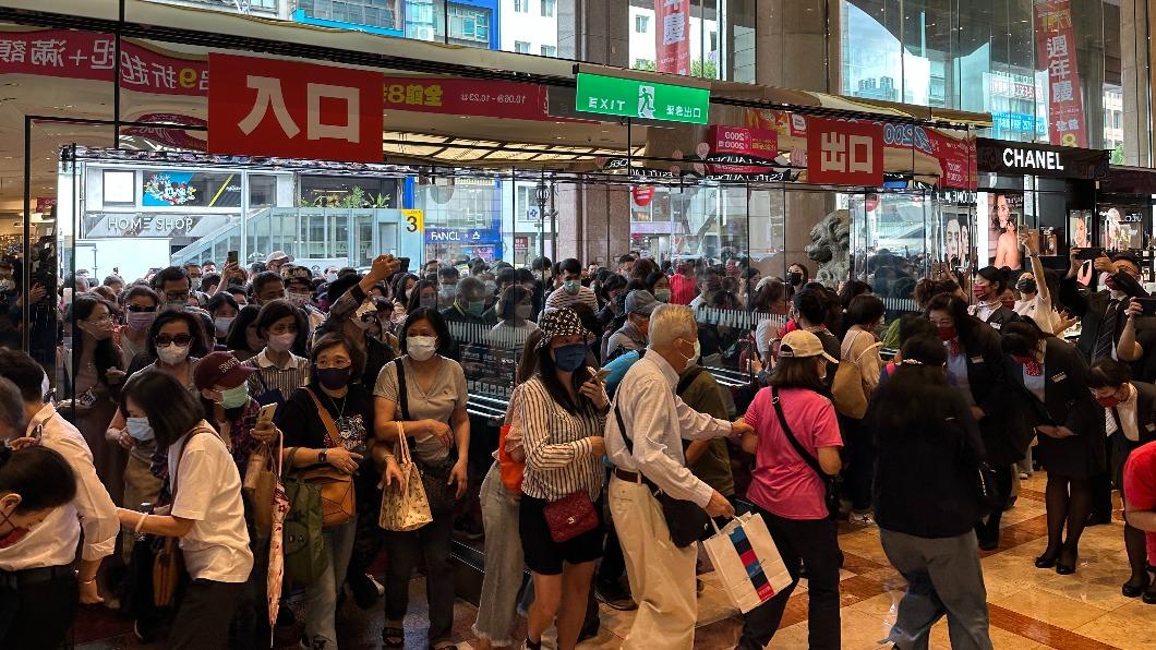 新光南西週年慶首日民眾搶進店買優惠組。(圖/TVBS)