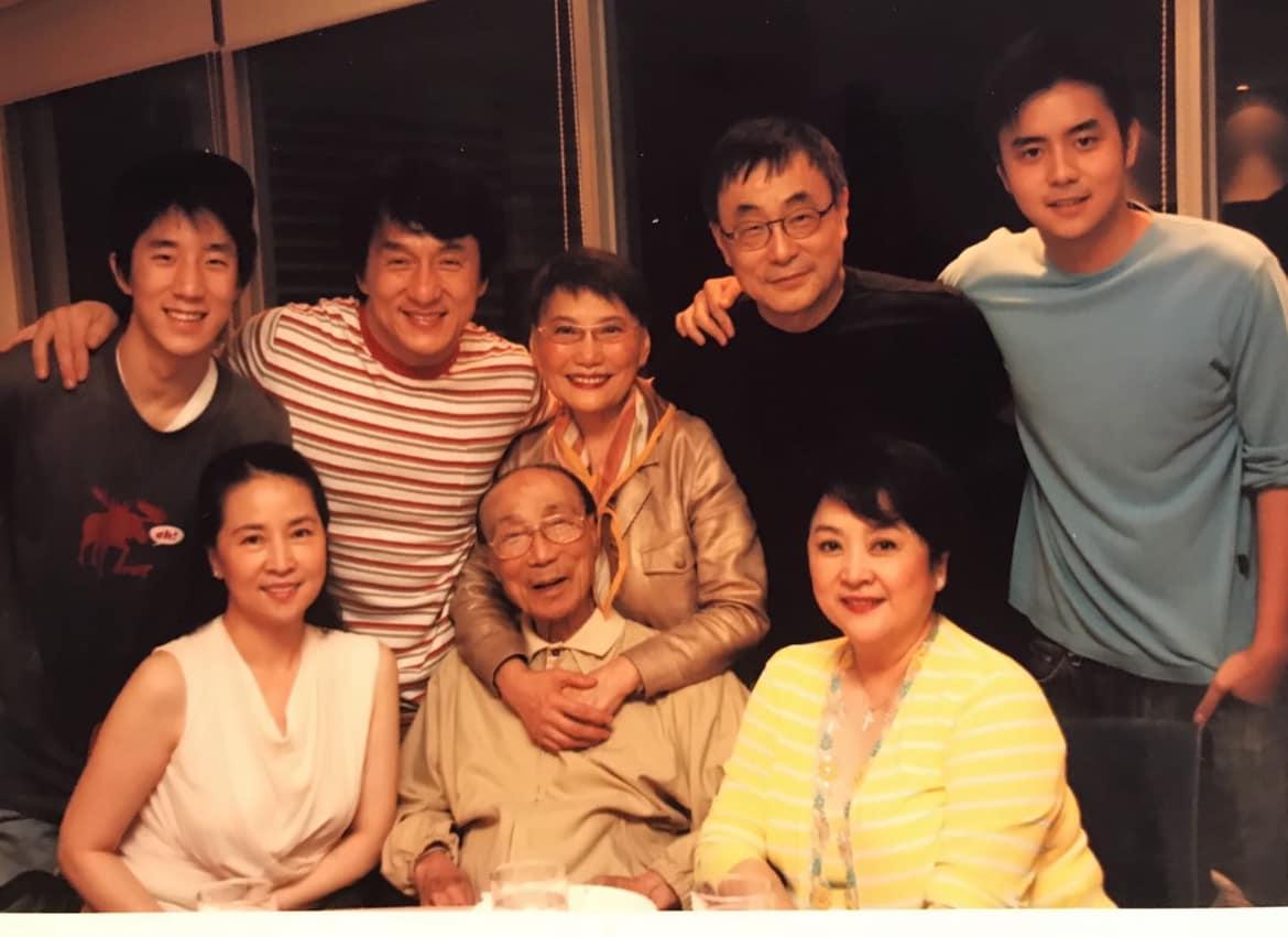 甄珍（前右）一家人早期曾與成龍一家人餐敘。（圖／翻攝自偉毅的私房照臉書）