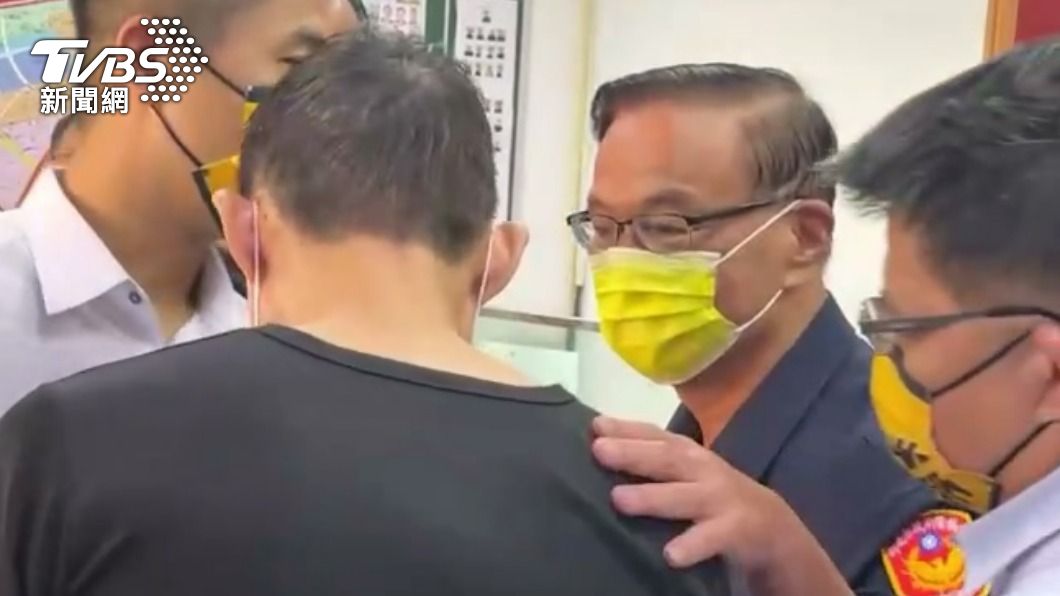 三重男挨揍又被告!領通知書警察局長陪同 分局長鞠躬致歉