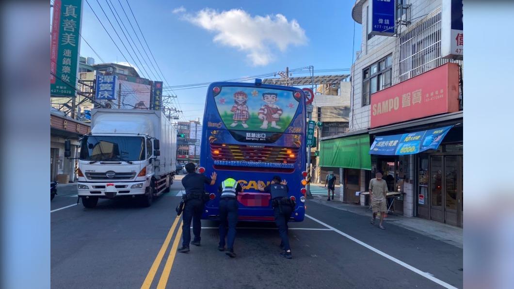 遊覽車拋錨路中 桃警化身力士推車排除