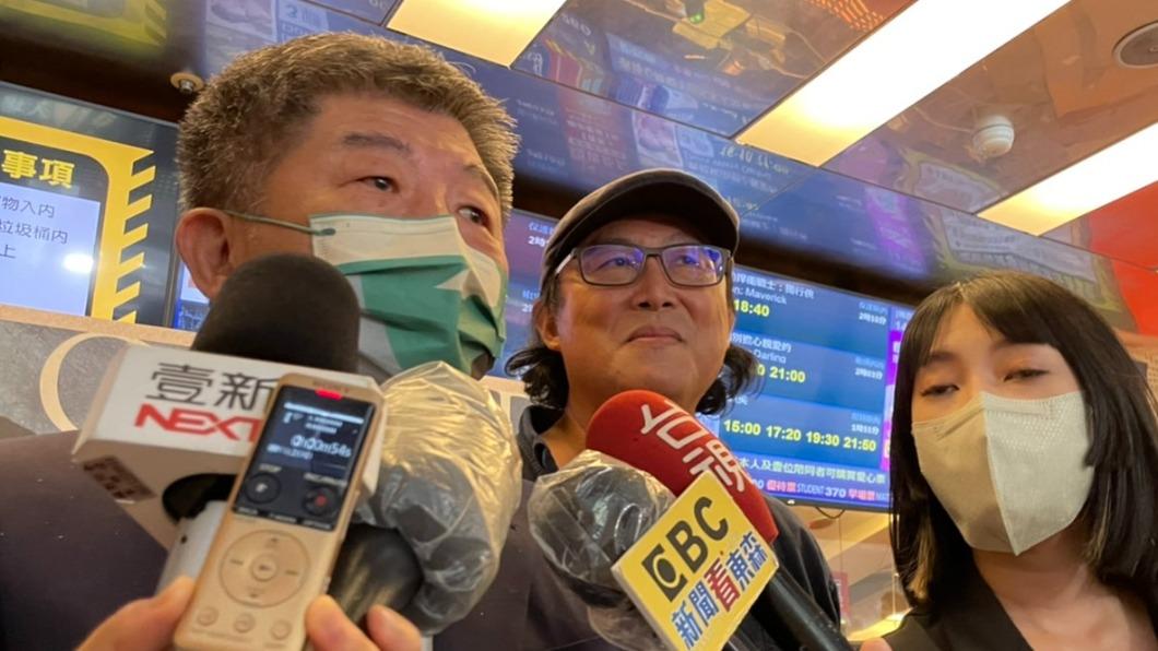 民進黨台北市長參選人陳時中今前往西門町觀賞前民進黨立委姚文智監製的電影。(圖/TVBS)