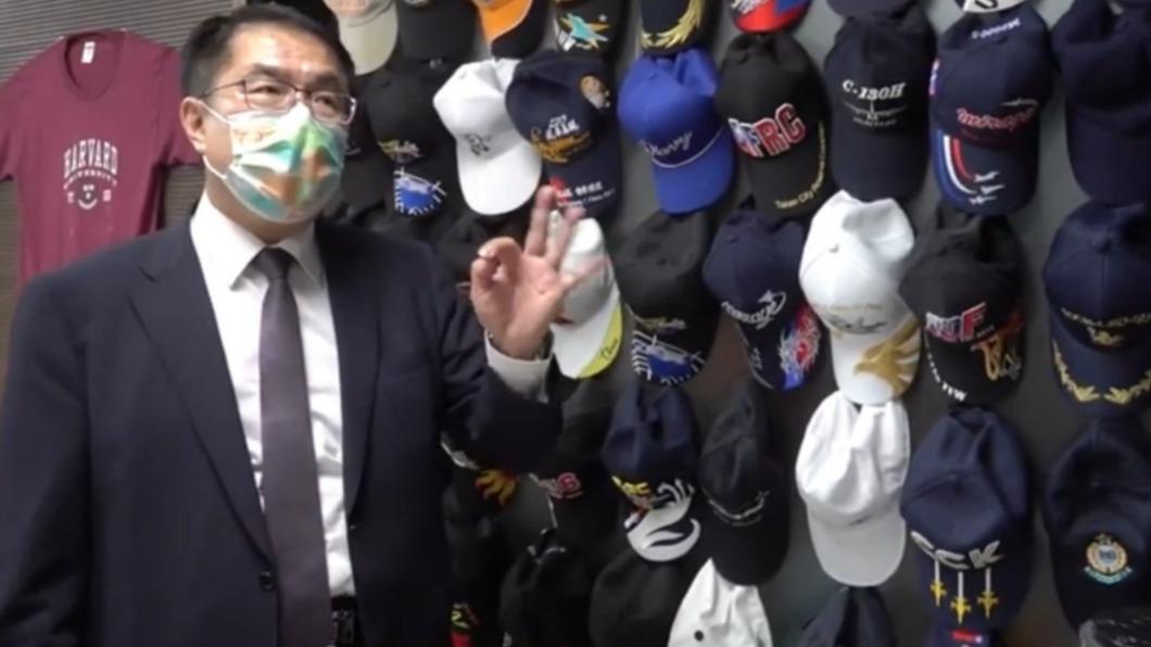 過去市長辦公室內有一片帽子牆。(圖/黃偉哲團隊提供)