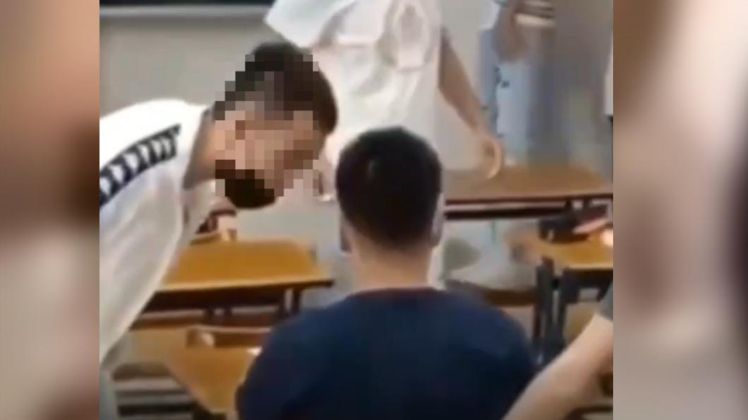 三名霸凌人學長還試圖把人拖出教室外。（圖／翻攝自社會事新聞影音）