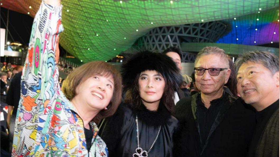 何超儀登釜山影展紅毯逆天長腿辣翻 合體是枝裕和玩自拍