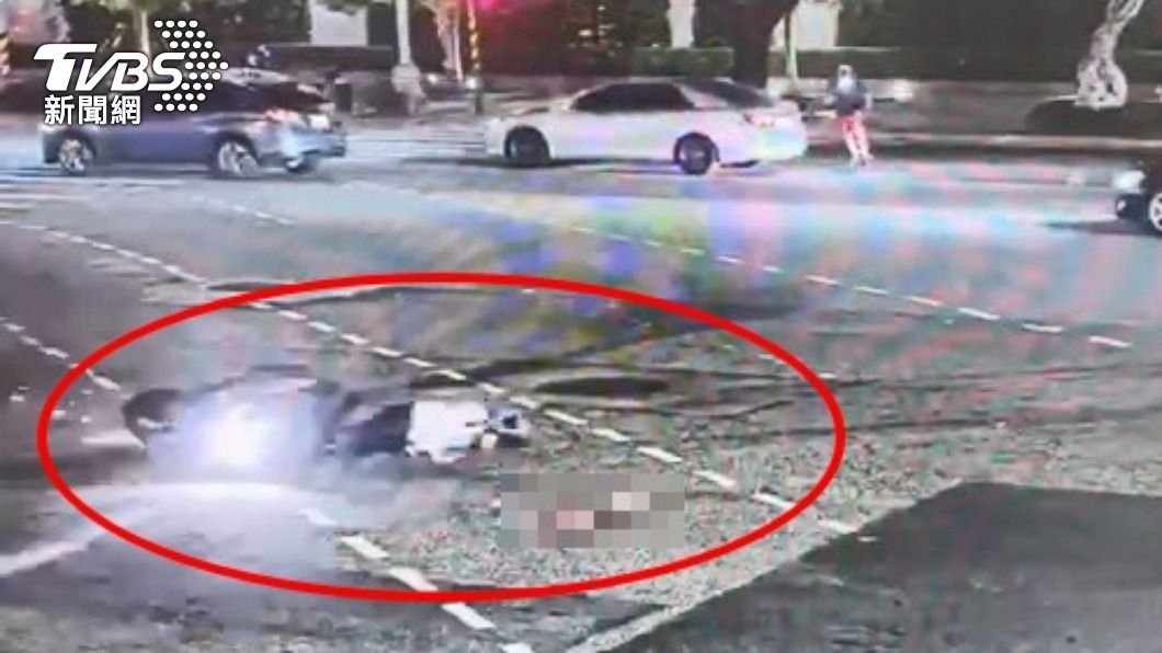牽繩突然鬆脫!虎斑犬爆衝馬路遭撞死亡 騎士摔車滿身傷