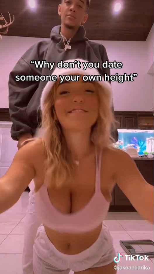 艾瑞卡因患有侏儒症,身高僅119公分。(圖/翻攝自抖音)