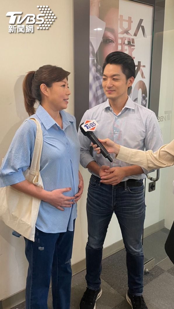 夫妻倆今天不約而同穿著相同色系服裝接受TVBS專訪。（圖／TVBS）