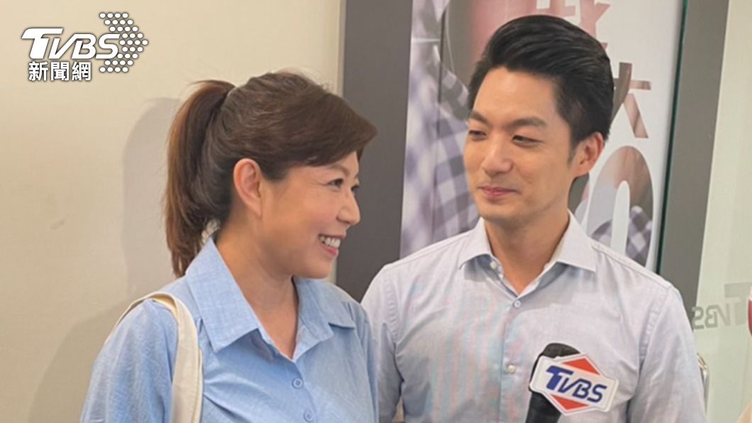 蔣萬安眼神充滿愛意。（圖／TVBS）