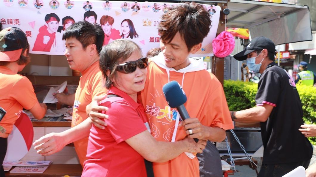 阿嬤緊抱阿翔。(圖/民視提供)
