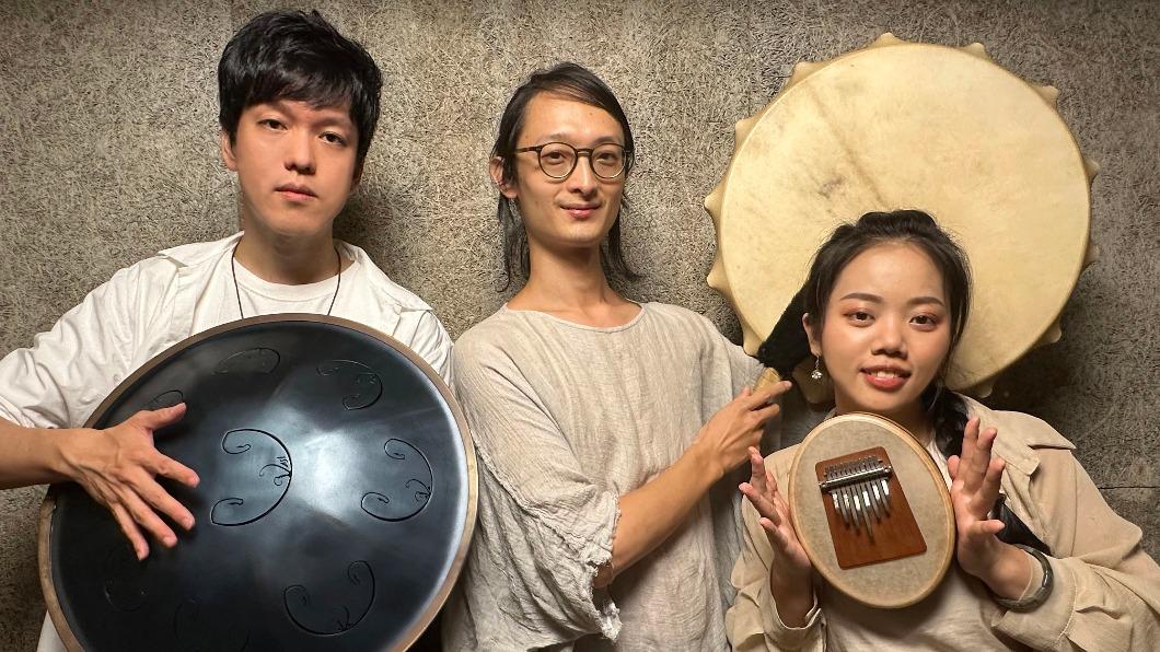 守夜人團長旭章(左)、主唱稚齡(右)邀請療癒師沛元合作。(圖/放飛音樂提供)。
